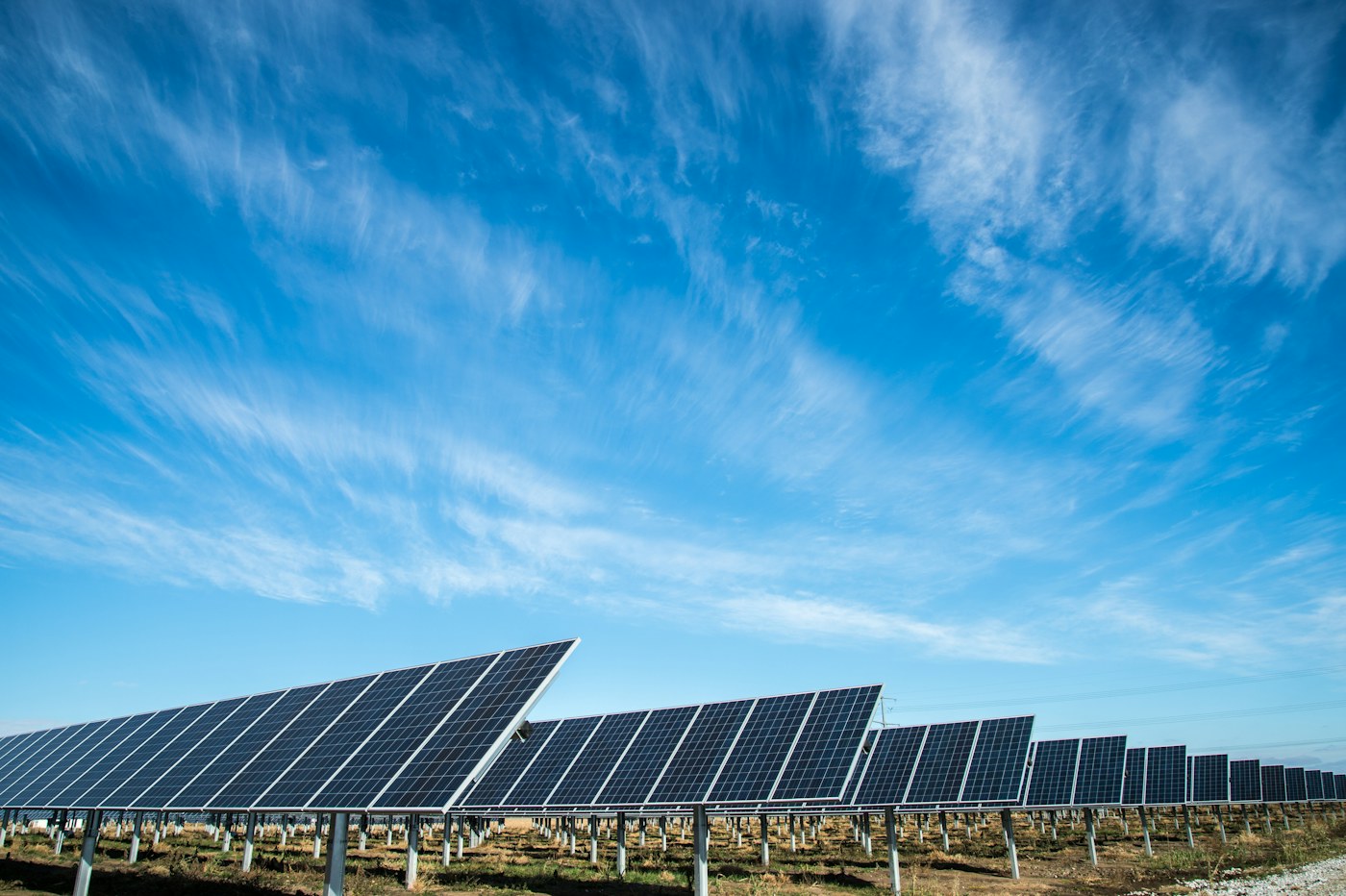 Panneaux photovoltaïques au sol sous un ciel dégagé
